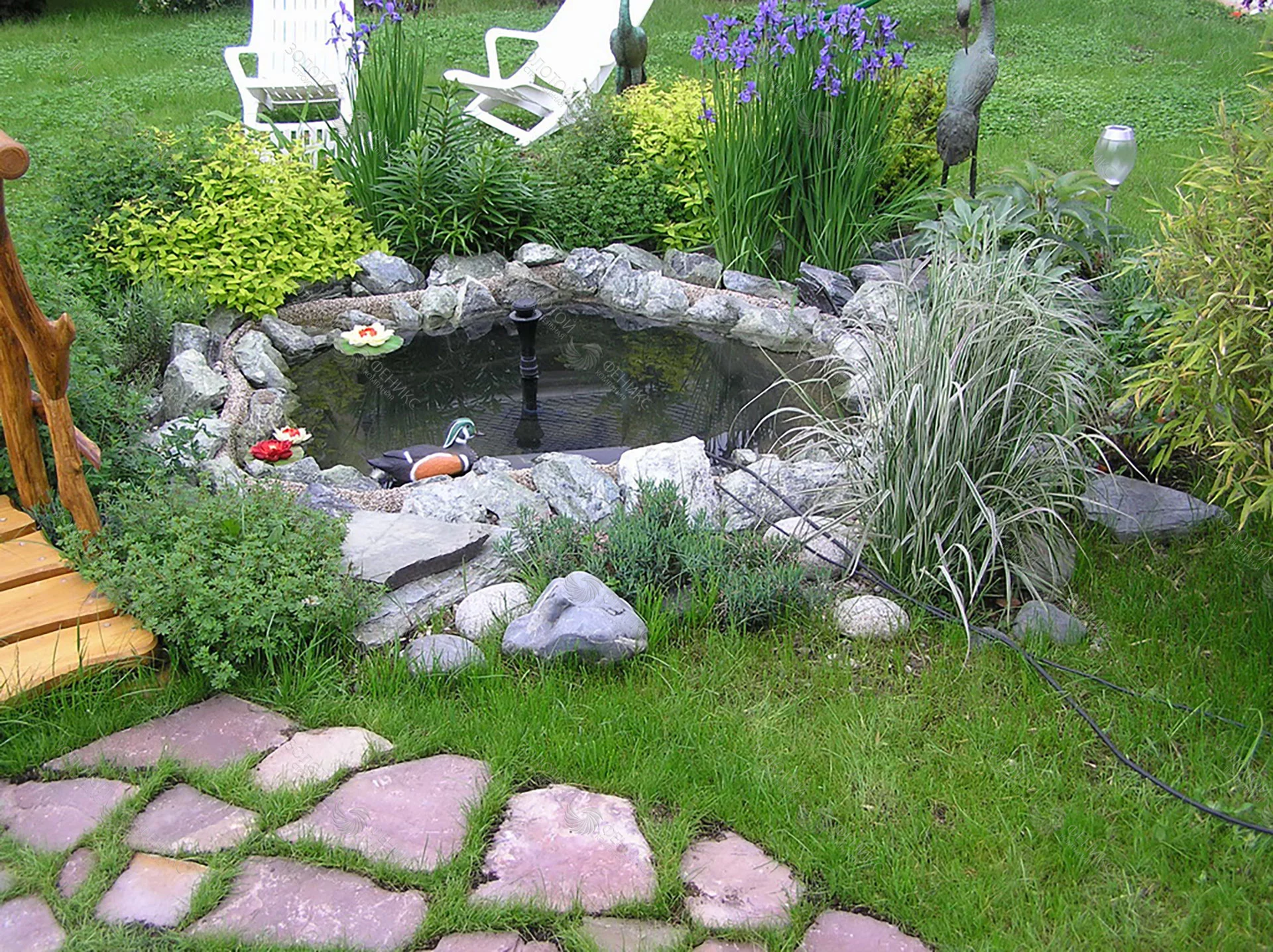 Водоем в огороде. Огородный прудик. Маленький прудик на участке. Украшение пластикового пруда в саду. Маленький пруд в саду.